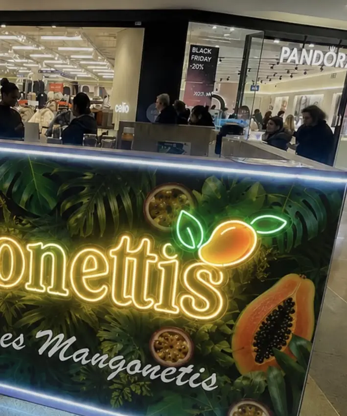 Rótulo neón LED Mangonettis instalado en centro comercial